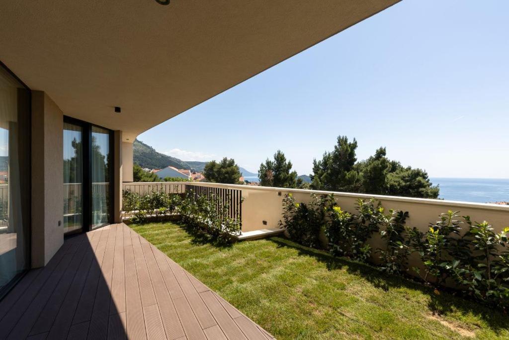 Modern In With Infinity Rooftop Pool Vila