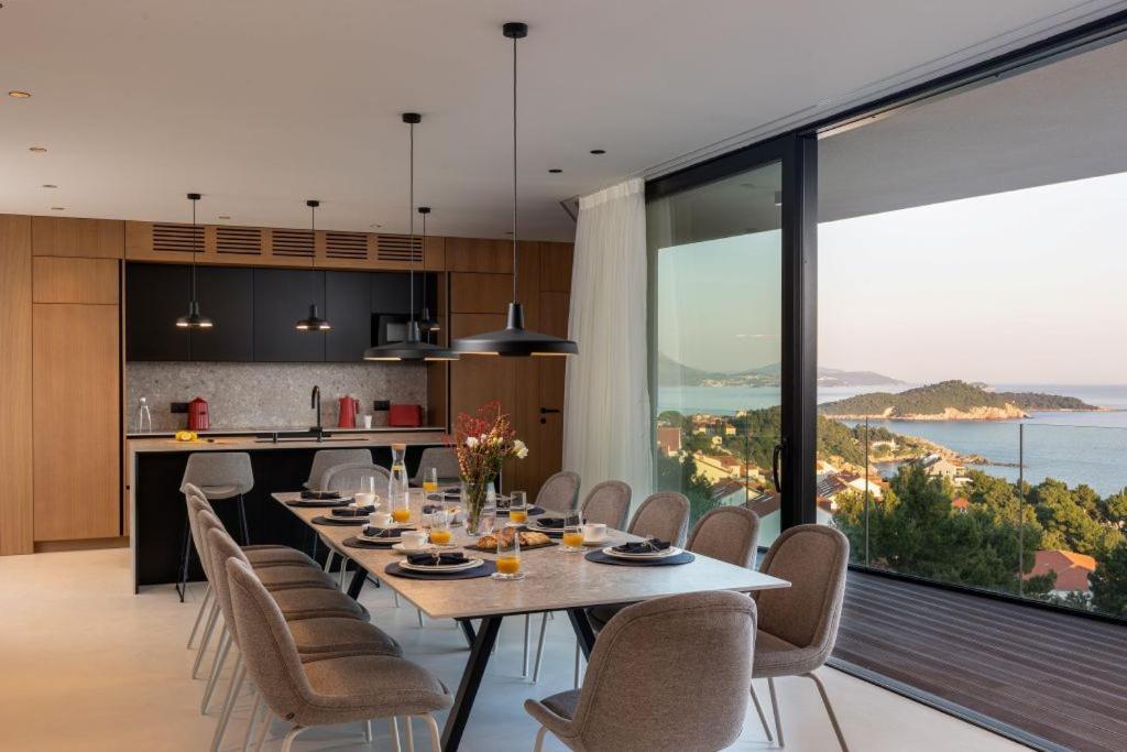 Modern In With Infinity Rooftop Pool Vila *