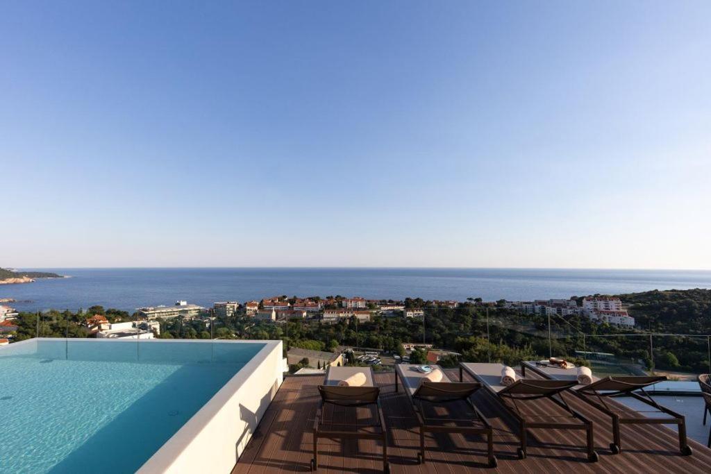 Modern In With Infinity Rooftop Pool Vila
